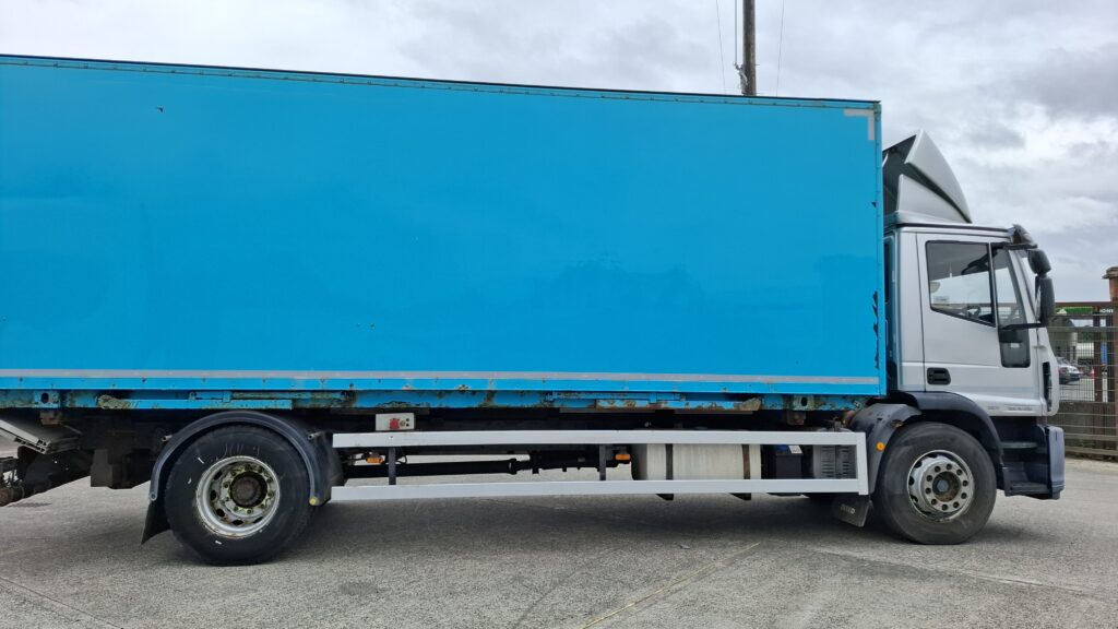 2013 Iveco 180E25 , Day Cab , 18 Ton Box  Truck , 3 Seats