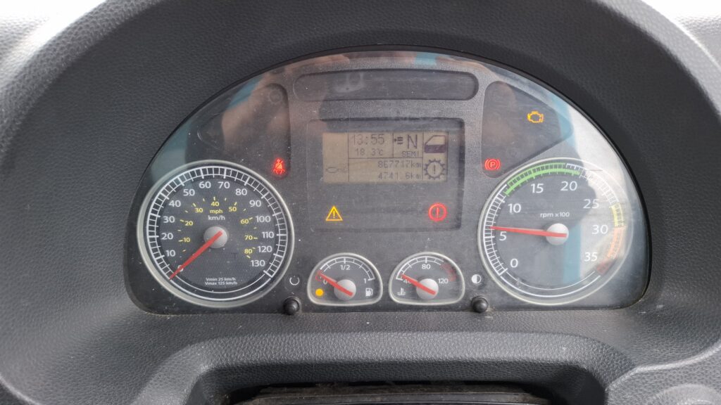 2013 Iveco 180E25 , Day Cab , 18 Ton Box  Truck , 3 Seats