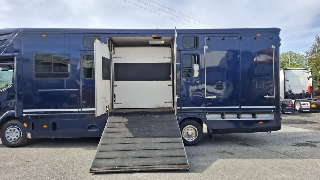 2012 Daf LF 4x2 on air with factory fit Oakley Super Six horse body