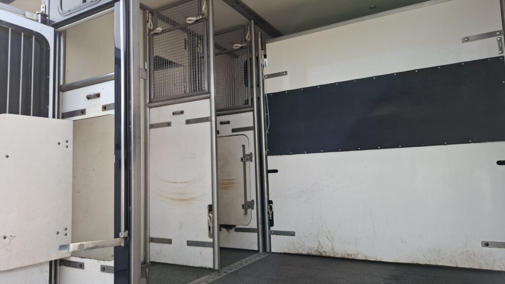 2012 Daf LF 4x2 on air with factory fit Oakley Super Six horse body