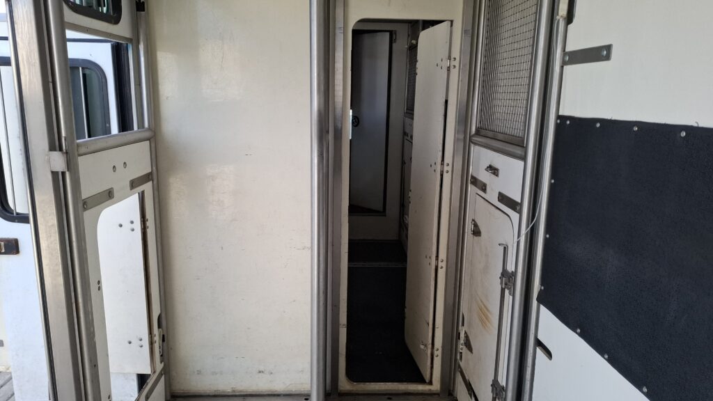 2012 Daf LF 4x2 on air with factory fit Oakley Super Six horse body