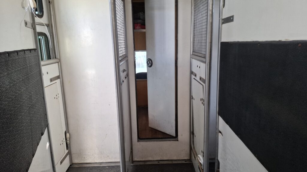 2012 Daf LF 4x2 on air with factory fit Oakley Super Six horse body