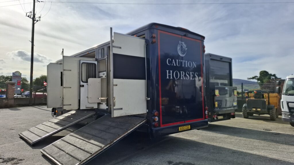 2012 Daf LF 4x2 on air with factory fit Oakley Super Six horse body