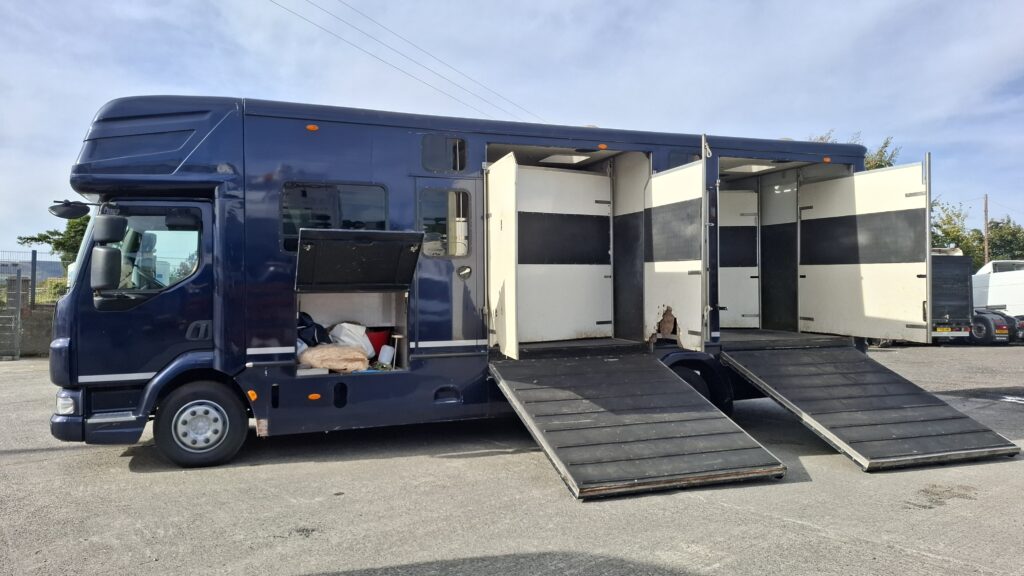 2012 Daf LF 4x2 on air with factory fit Oakley Super Six horse body