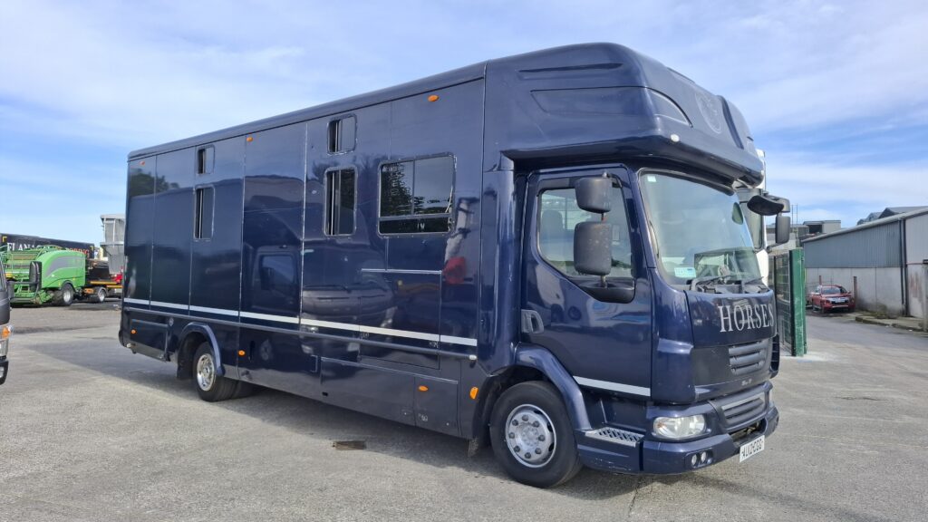 2012 Daf LF 4x2 on air with factory fit Oakley Super Six horse body