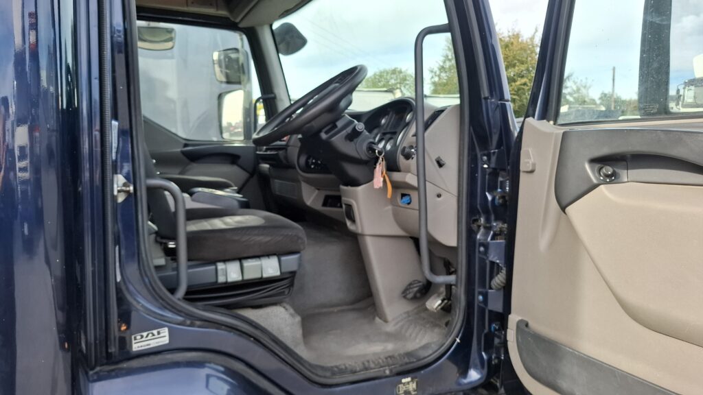 2012 Daf LF 4x2 on air with factory fit Oakley Super Six horse body