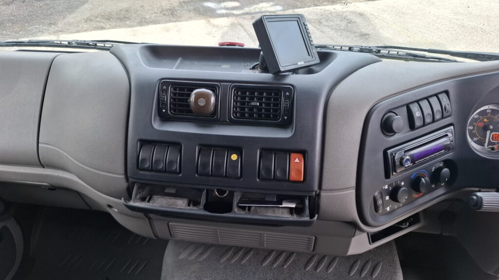 2012 Daf LF 4x2 on air with factory fit Oakley Super Six horse body
