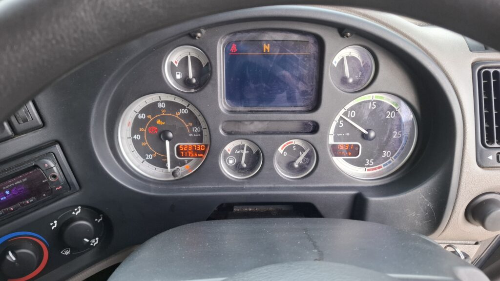 2012 Daf LF 4x2 on air with factory fit Oakley Super Six horse body