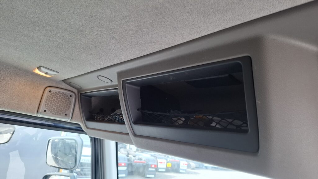 2012 Daf LF 4x2 on air with factory fit Oakley Super Six horse body
