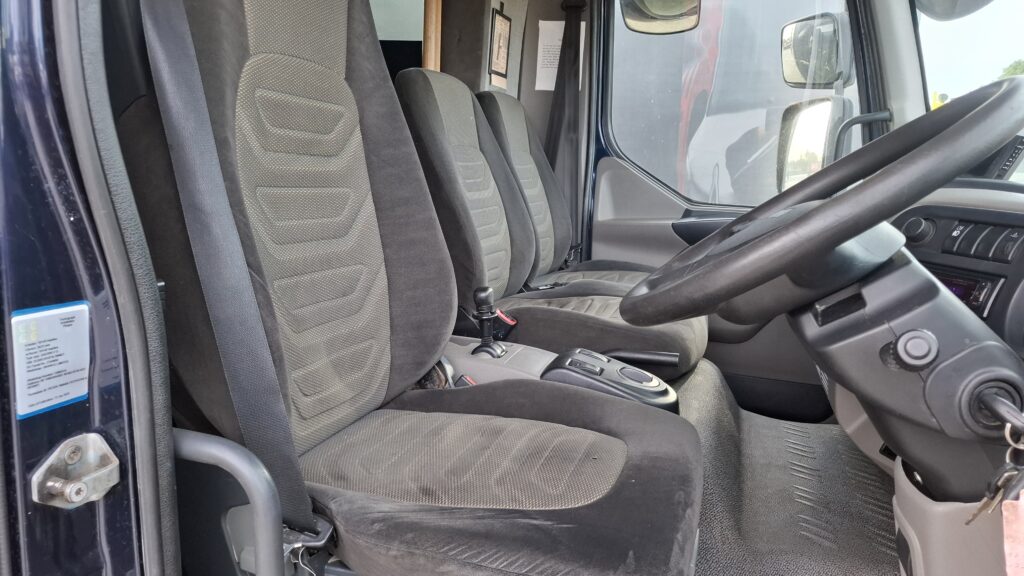 2012 Daf LF 4x2 on air with factory fit Oakley Super Six horse body