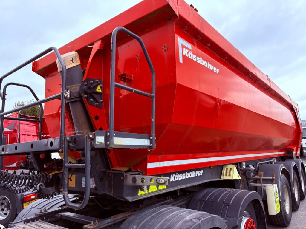 2019 Kassbohrer Half pipe steal tipping trailer