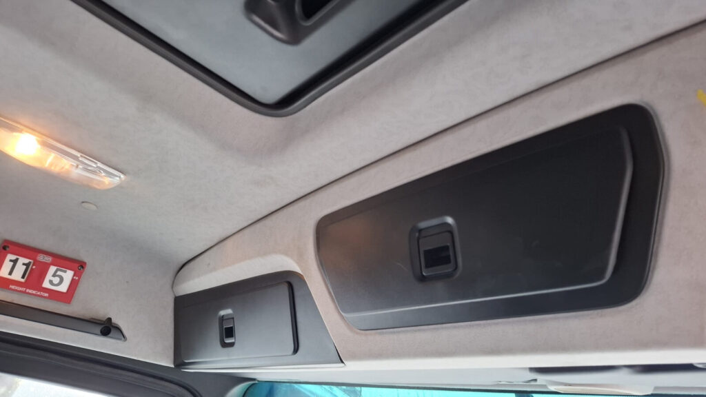 2017 Mercedes 25.36 6x2 32ft flat Steel carrier
