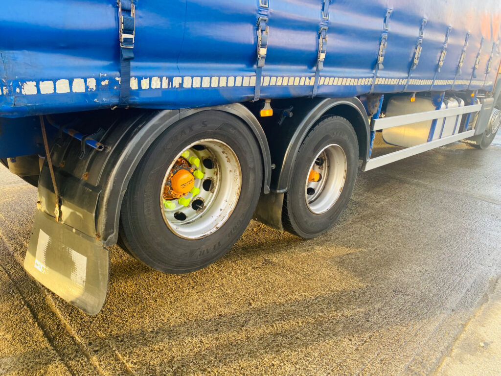2015 Scania P320 6x2 Twin wheel Rear lift axle, 28ft x 9ft body,