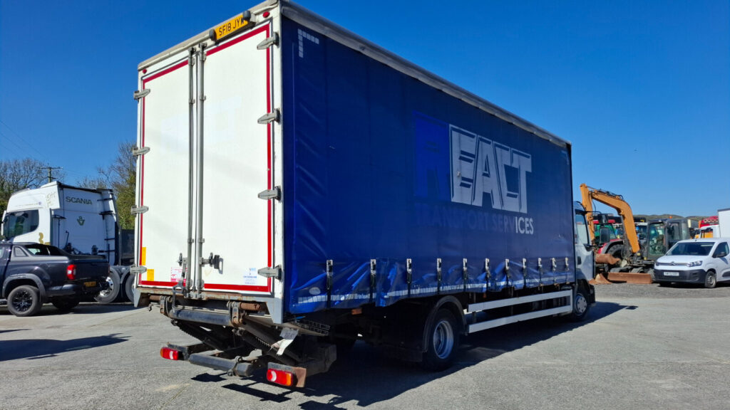 2018 Renault D12 Curtain Sider , 12 Tonner Sleeper Cab