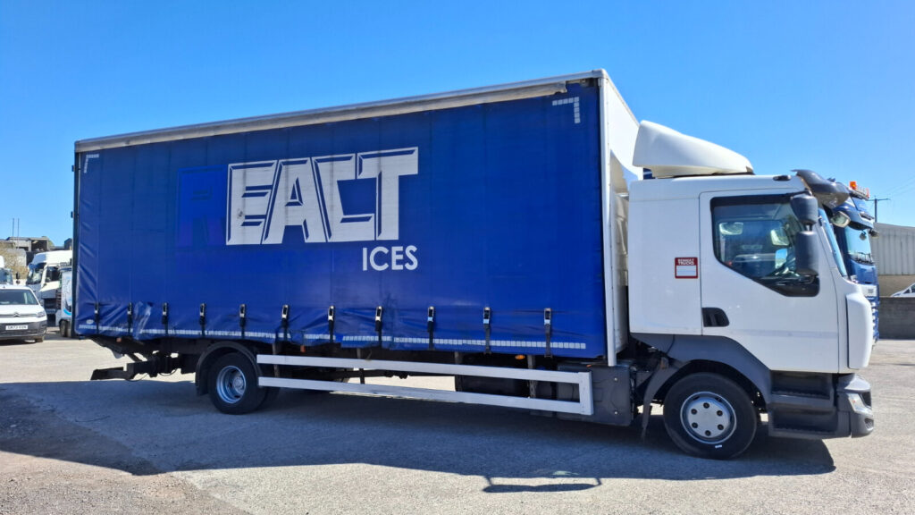 2018 Renault D12 Curtain Sider , 12 Tonner Sleeper Cab