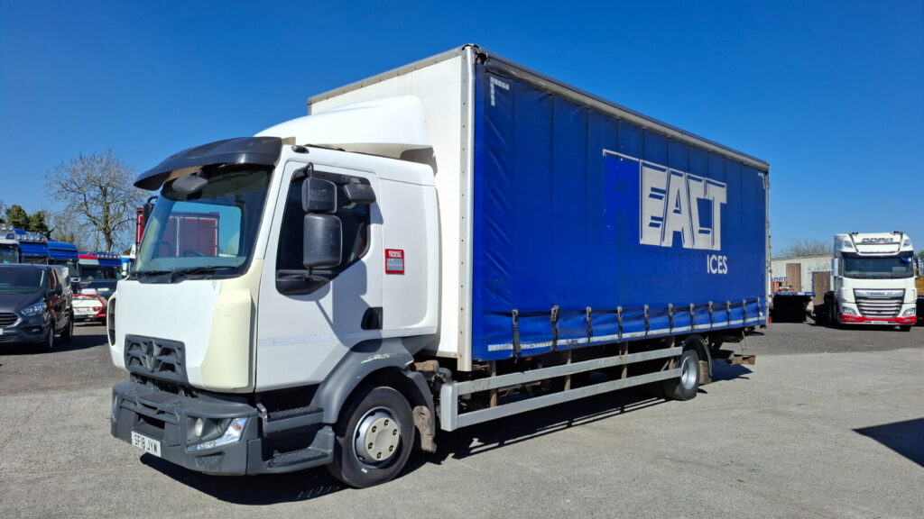 2018 Renault D12 Curtain Sider , 12 Tonner Sleeper Cab