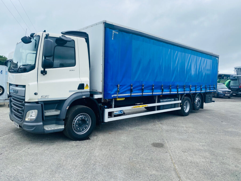 2018 Daf CF 330 6x2 Ridgid 30 ft Curtiansider 7ft 4 through the Curtian