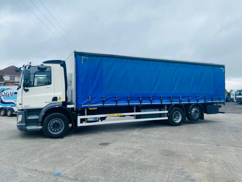 2018 Daf CF 330 6x2 Ridgid 30 ft Curtiansider 7ft 4 through the Curtian