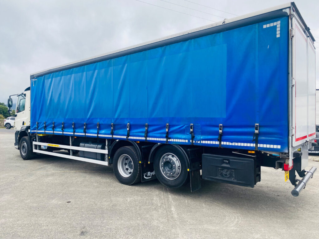 2018 Daf CF 330 6x2 Ridgid 30 ft Curtiansider 7ft 4 through the Curtian