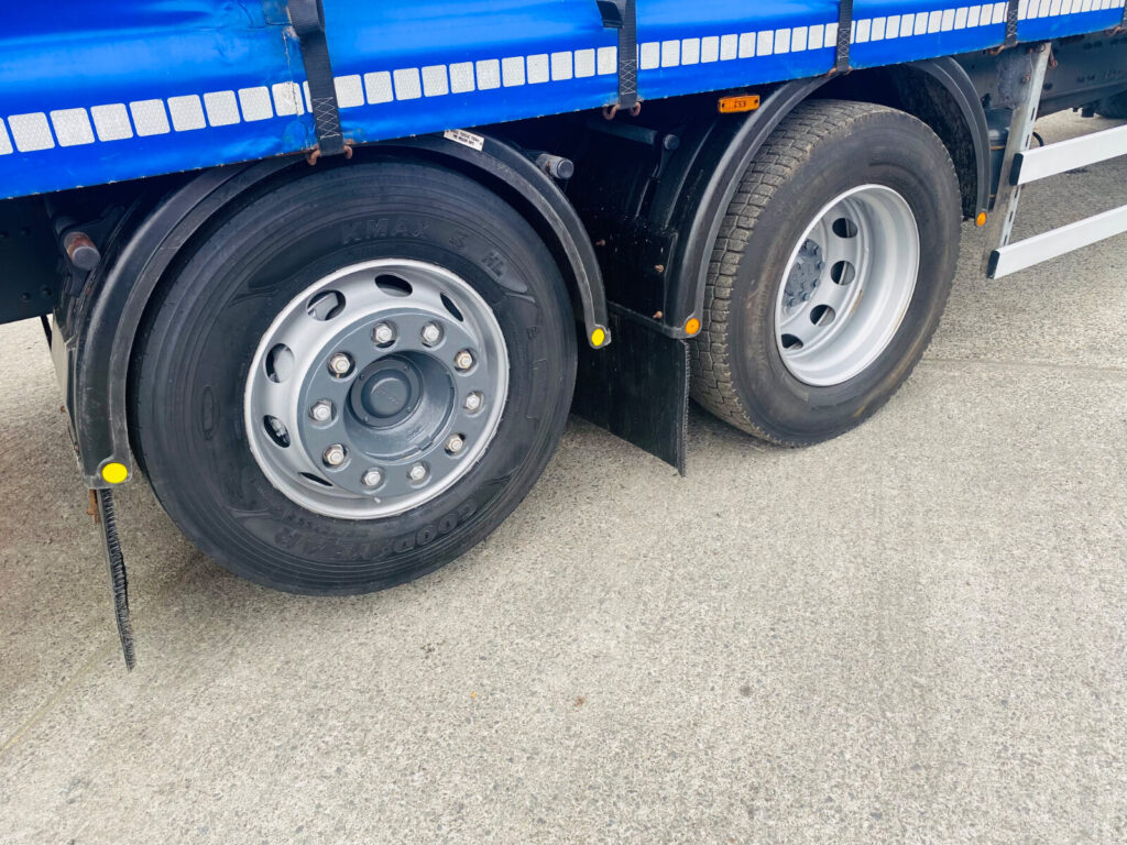 2018 Daf CF 330 6x2 Ridgid 30 ft Curtiansider 7ft 4 through the Curtian