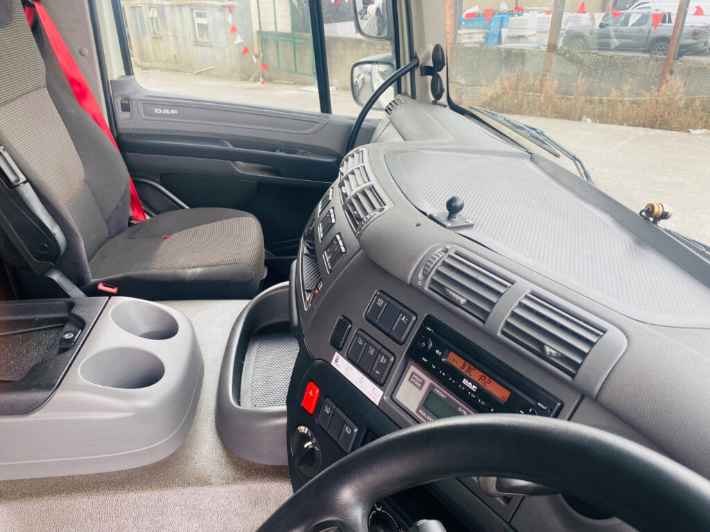 2018 Daf CF 330 6x2 Ridgid 30 ft Curtiansider 7ft 4 through the Curtian
