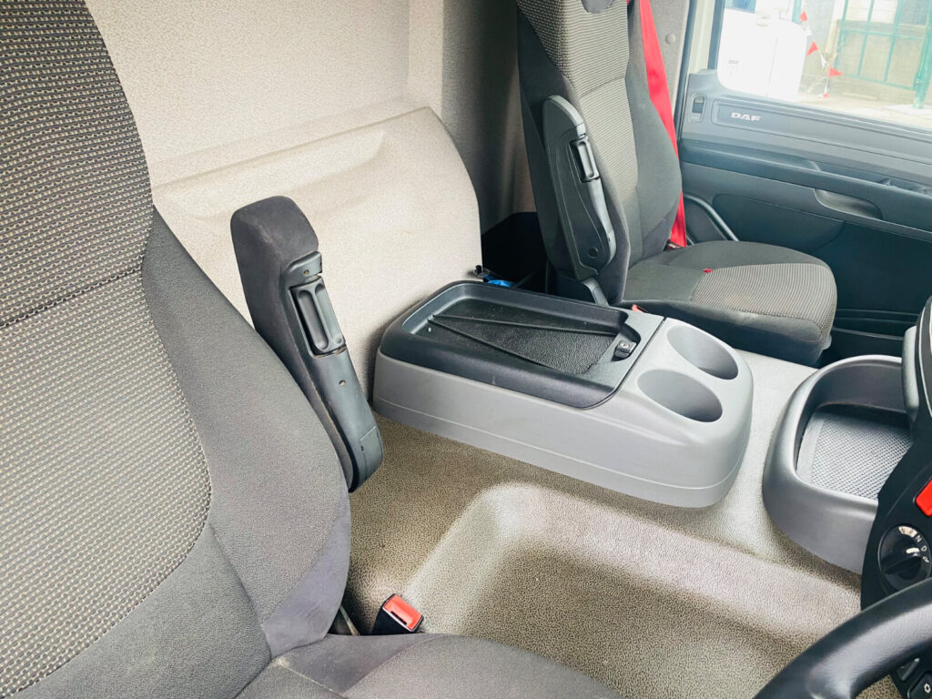2018 Daf CF 330 6x2 Ridgid 30 ft Curtiansider 7ft 4 through the Curtian