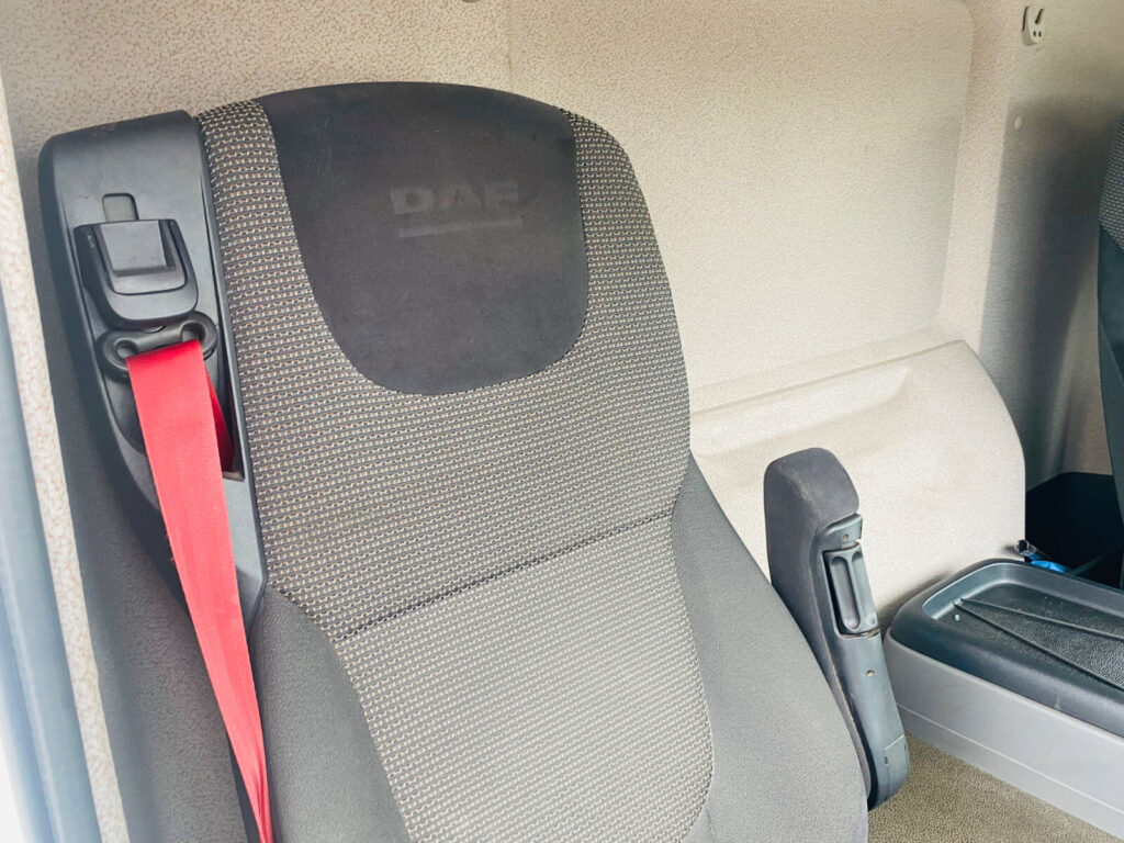 2018 Daf CF 330 6x2 Ridgid 30 ft Curtiansider 7ft 4 through the Curtian