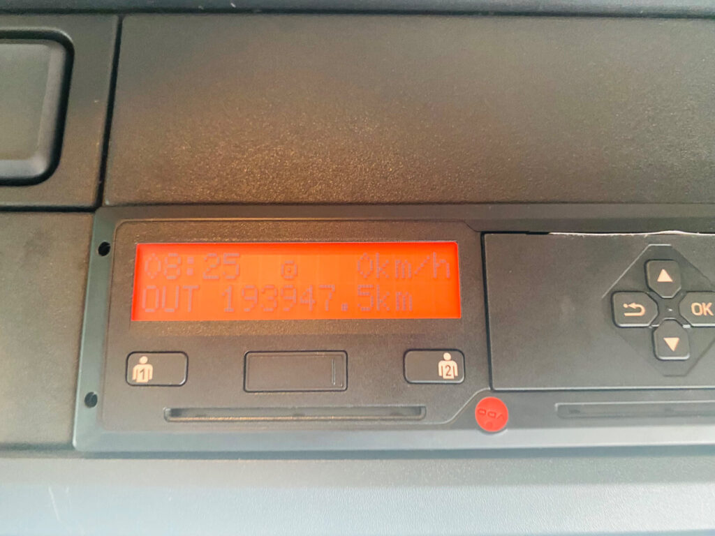 2018 Daf CF 330 6x2 Ridgid 30 ft Curtiansider 7ft 4 through the Curtian