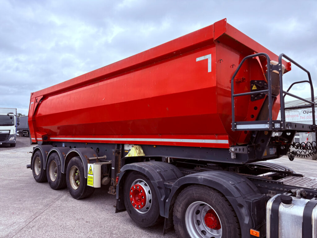 2019 Kassbohrer Half pipe steal tipping trailer
