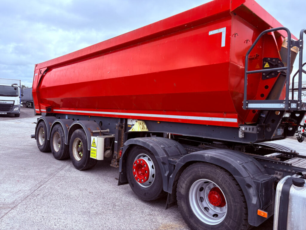 2019 Kassbohrer Half pipe steal tipping trailer