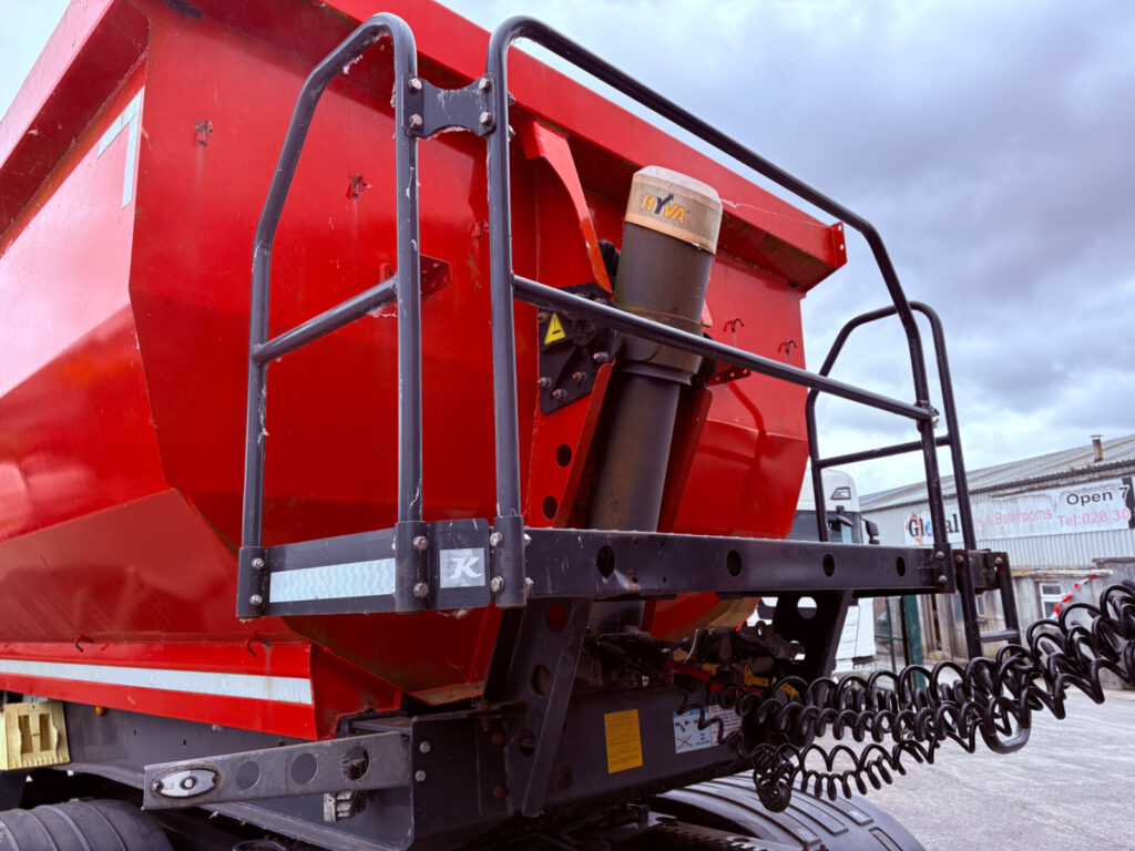 2019 Kassbohrer Half pipe steal tipping trailer