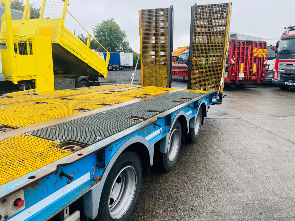 2017 Wheelbase Low loader 3 axle drum brakes