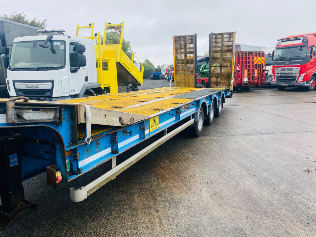 2017 Wheelbase Low loader 3 axle drum brakes