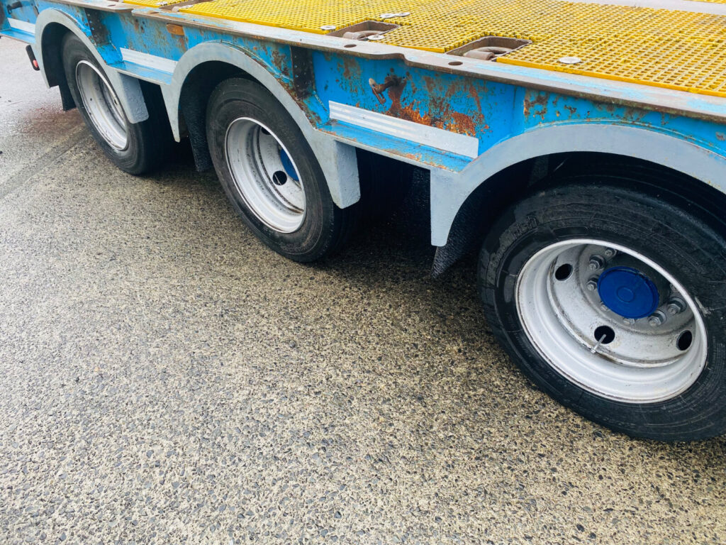 2017 Wheelbase Low loader 3 axle drum brakes