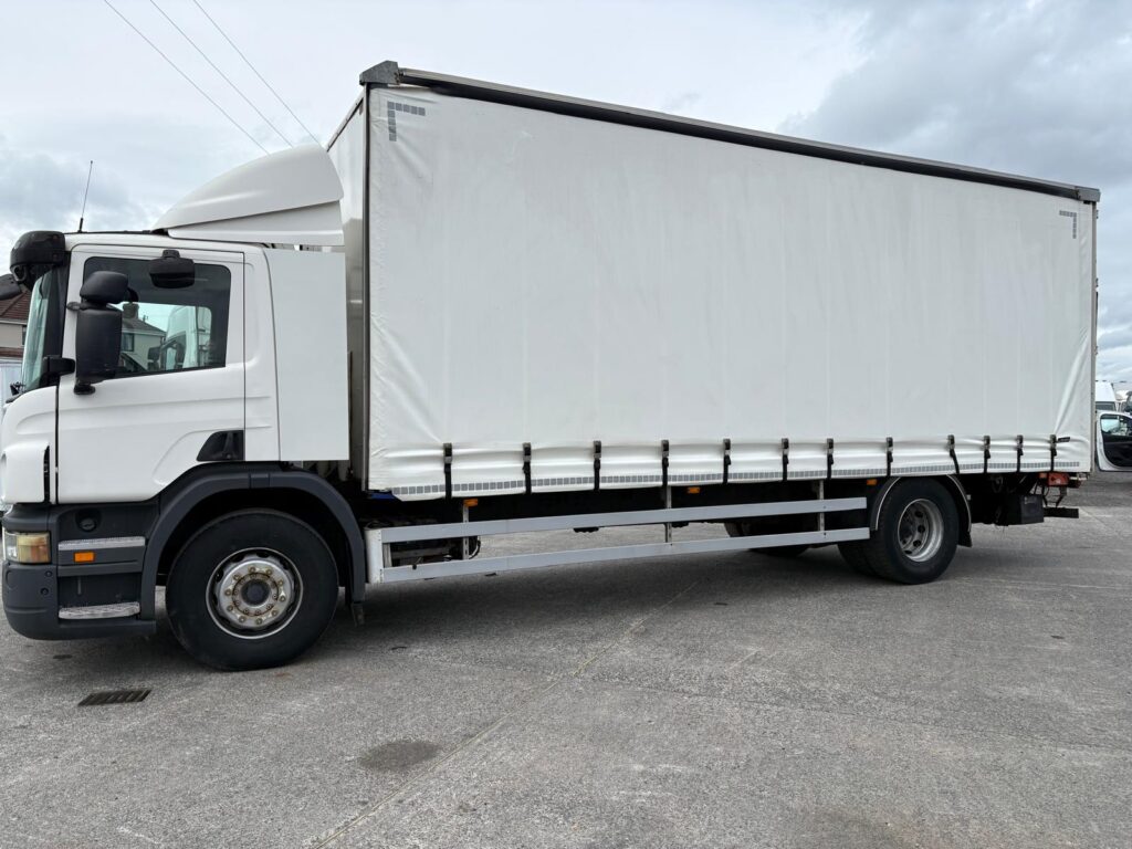 2011 Scania P 230 Curtain Sider 4x2 Day Cab ,